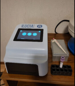 Résultats de tests réalisés avec l’analyseur LUCIA Vet, partagés sur les réseaux sociaux par des vétérinaires et des propriétaires de chevaux.