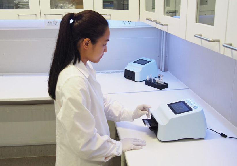 Pipetting_into_Cassette_LUCIA Pipetting_into_Cassette_LUCIA